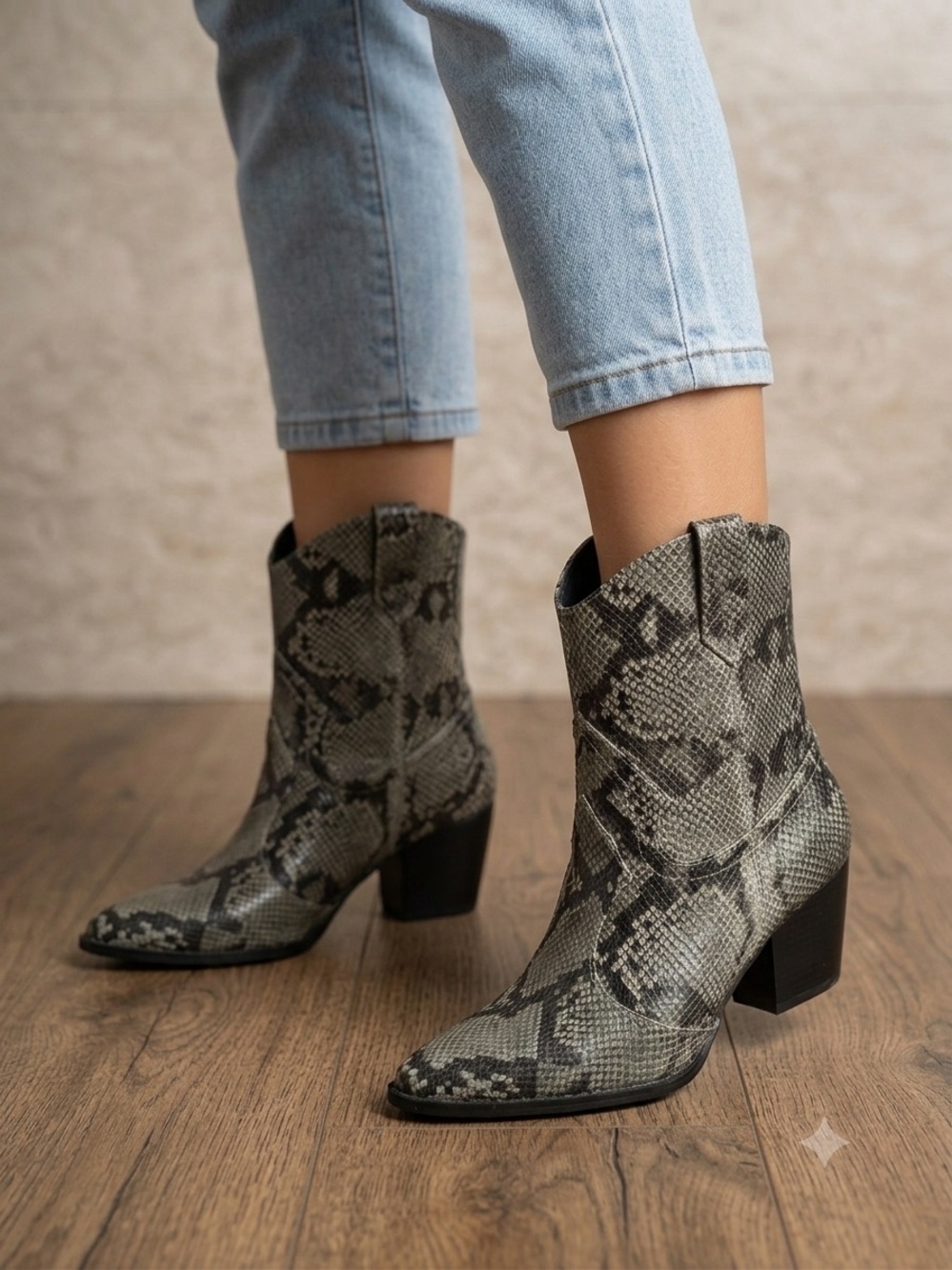 NWOB coconuts by Matisse Bambi Snake-Print Women's Western Ankle Boots size 8